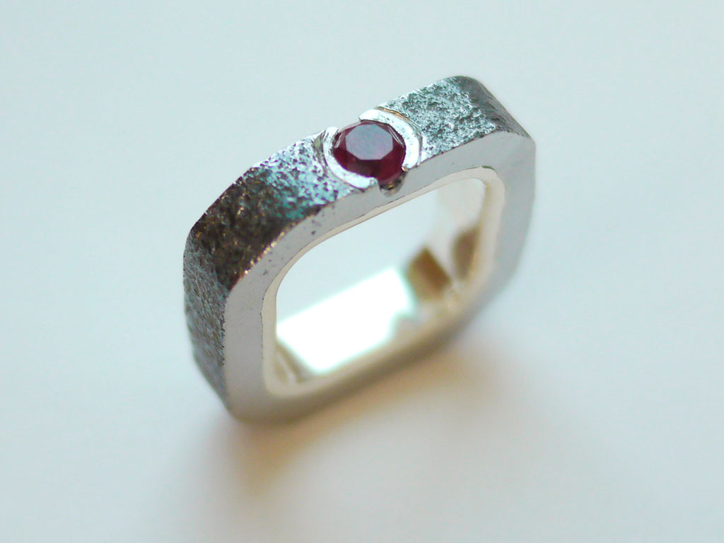 Серебряное кольцо с синтетическим рубином