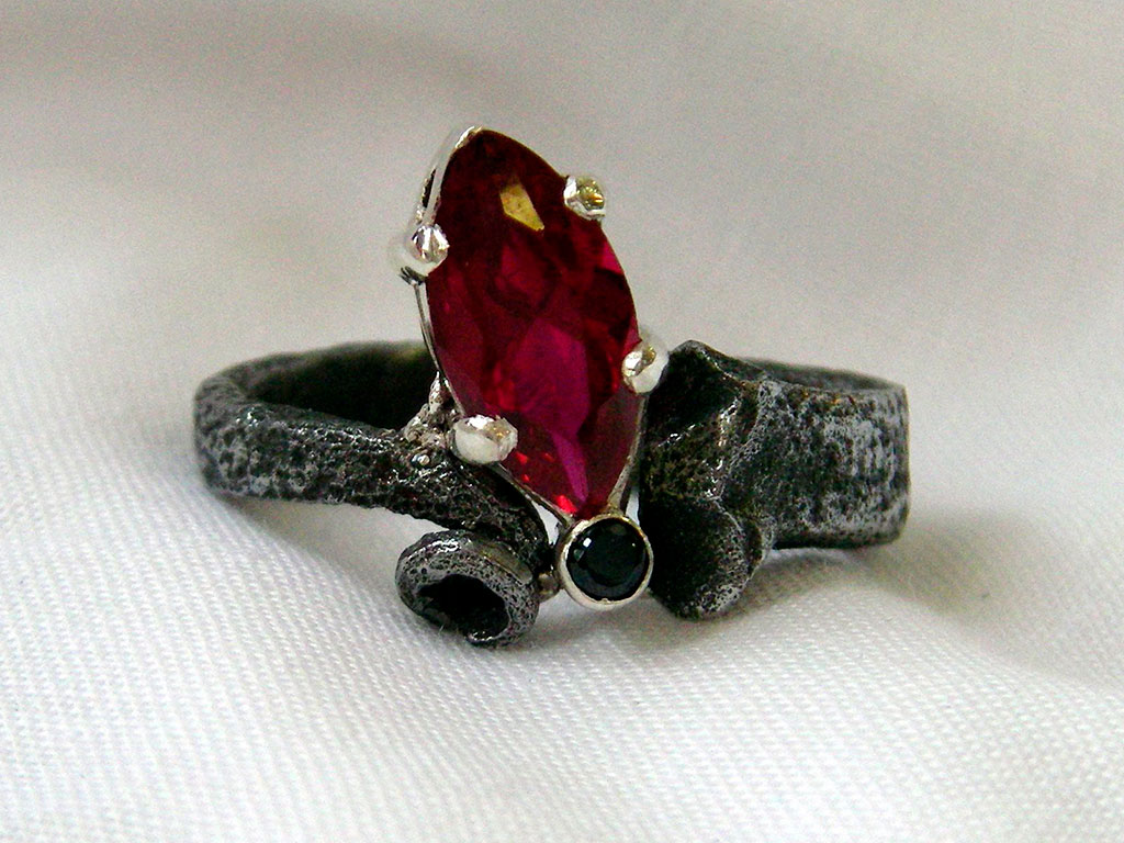 Стильное кольцо с искусственным рубином