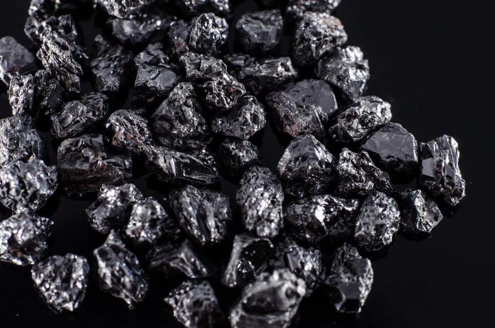 Виды черного. Минерал карбонадо черный Алмаз. Черный бриллиант карбонадо. Черный Алмаз карбонадо пике. Бриллиант карбонадо природный.