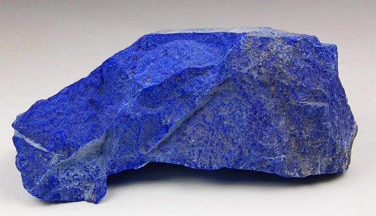 aktivering Minefelt segment Lapis lazuli sten - typer og egenskaber, der passer til stjernetegn, smykker  og pris - Armonissimo