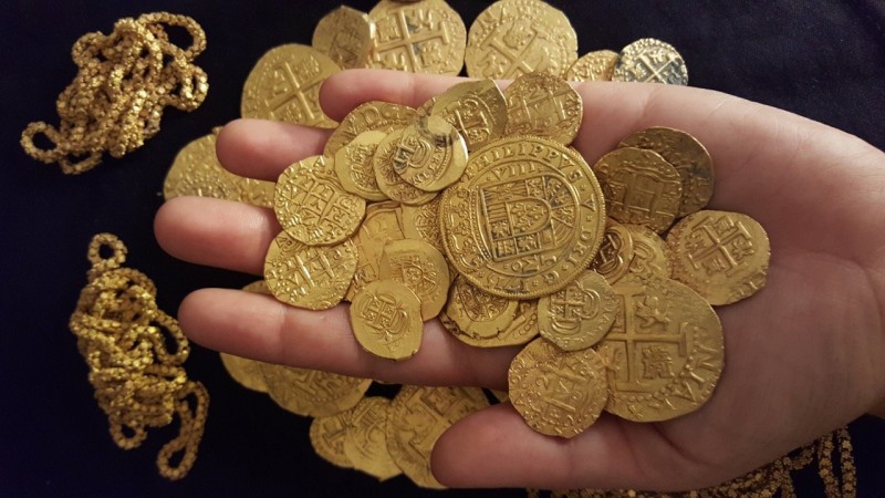 Испанские золотые монеты и цепочки — общая стоимость клада составила порядка 1 000 000 долларов