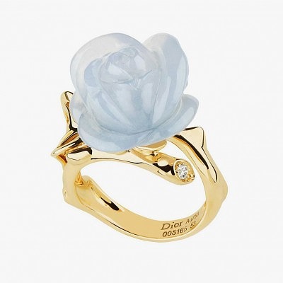 Кольцо Rose Dior Pré Catalan с бриллиантом и розой из халцедона