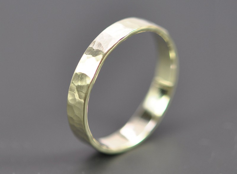 Кольцо из зеленого золота 
