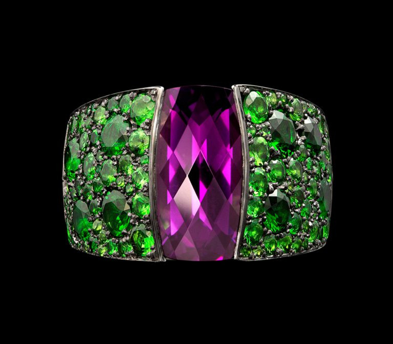 Кольцо Iris сочетает в себе фиолетовый гранат, ограненный отмеченным наградами мастером Стивена Эйвери, украшенный зелеными гранатами-цаворитами и бриллиантами в оправе из 14-каратного белого золота.