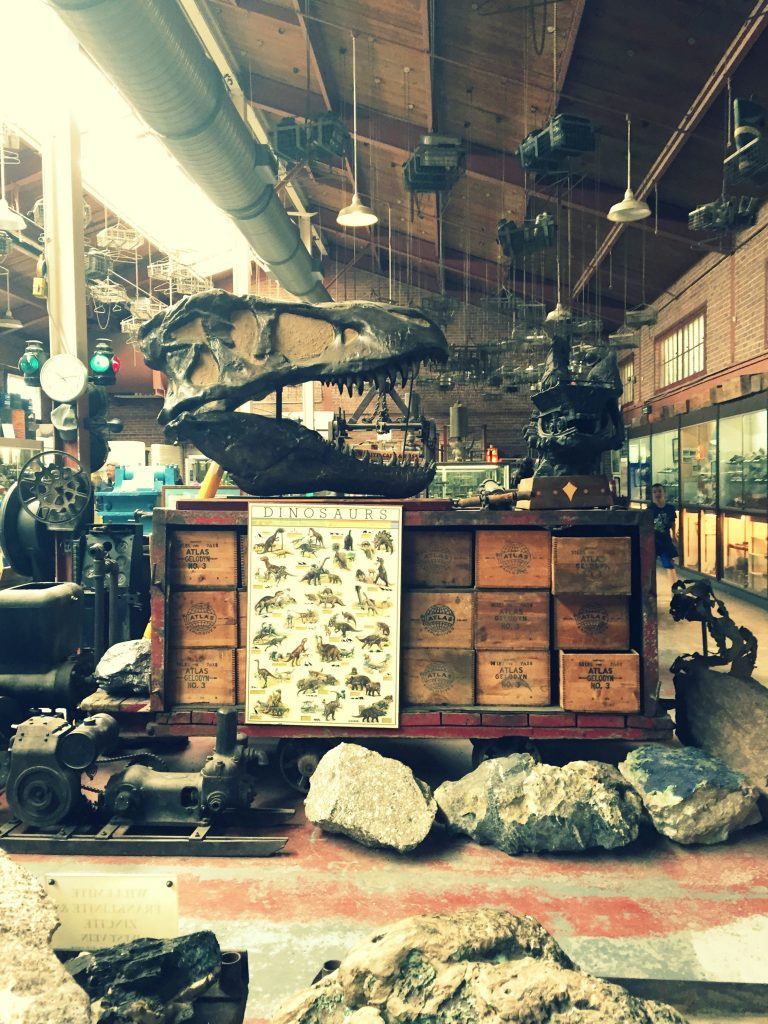 Музей светящихся камней в заброшенной шахте