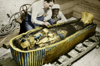 Говард Картер на раскопках гробницы Тутанхамона. 1925
