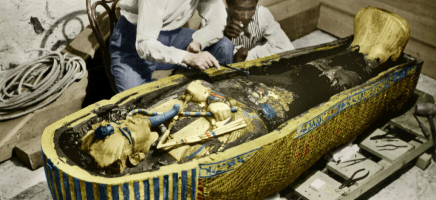 Говард Картер на раскопках гробницы Тутанхамона. 1925