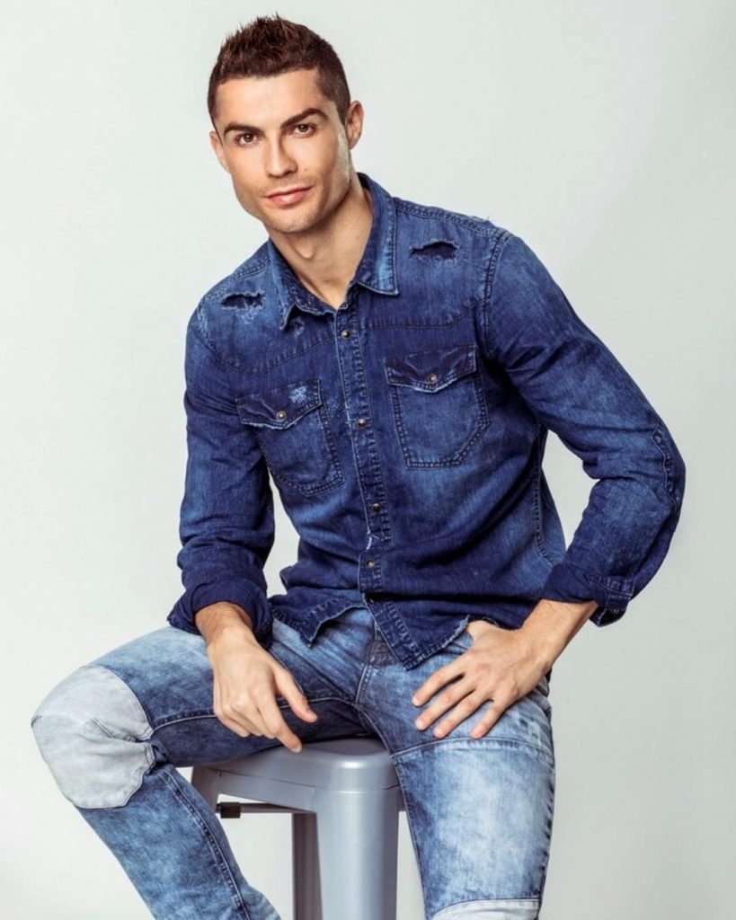 Мужчина в джинсовой рубашке