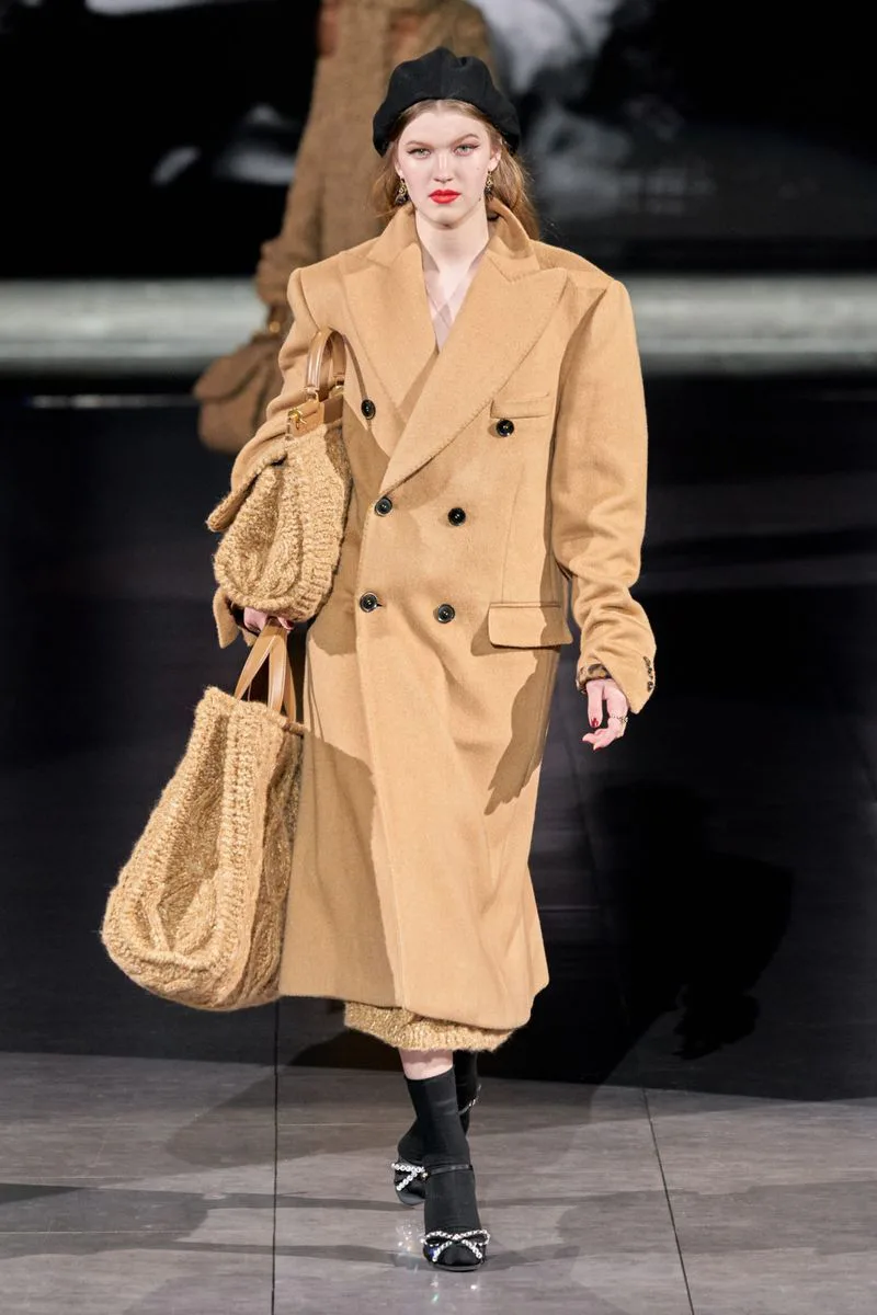 Самый модный фасон осень-зима - пальто-пиджак с объемными плечами из коллекции Dolce & Gabbana