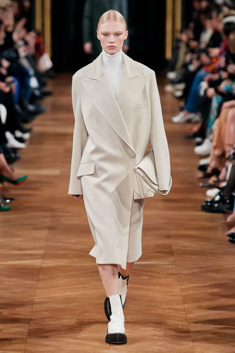 Самый модный фасон осень-зима - пальто-пиджак с объемными плечами из коллекции Stella McCartney
