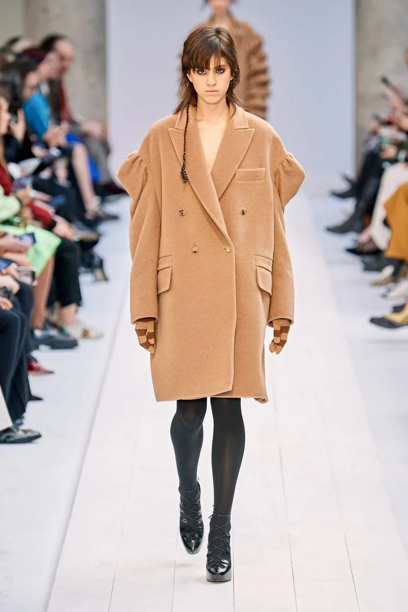 Самый модный фасон осень-зима - пальто-пиджак с объемными плечами из коллекции Max Mara