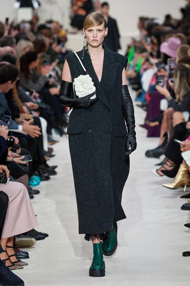 Модное пальто без рукавов осень-зима из коллекции Valentino