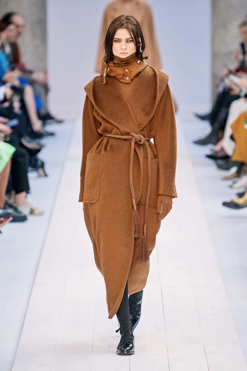 Модное пальто-халат осень-зима из коллекции Max Mara