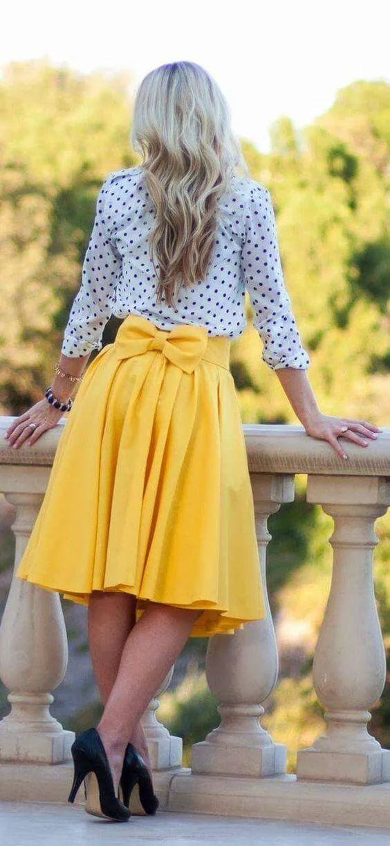 базовый гардероб для женщины 40 лет - желтая юбка с блузкой в горошек