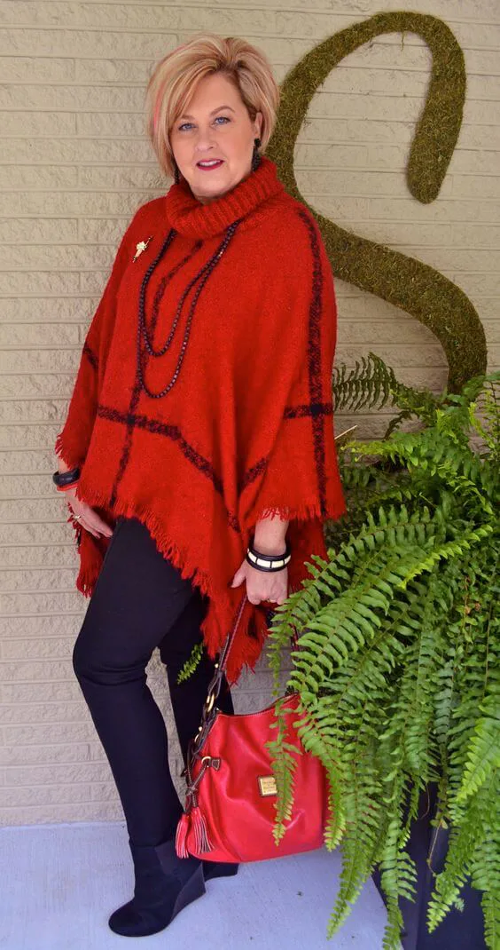 базовый гардероб для женщины 50 лет - красное пончо