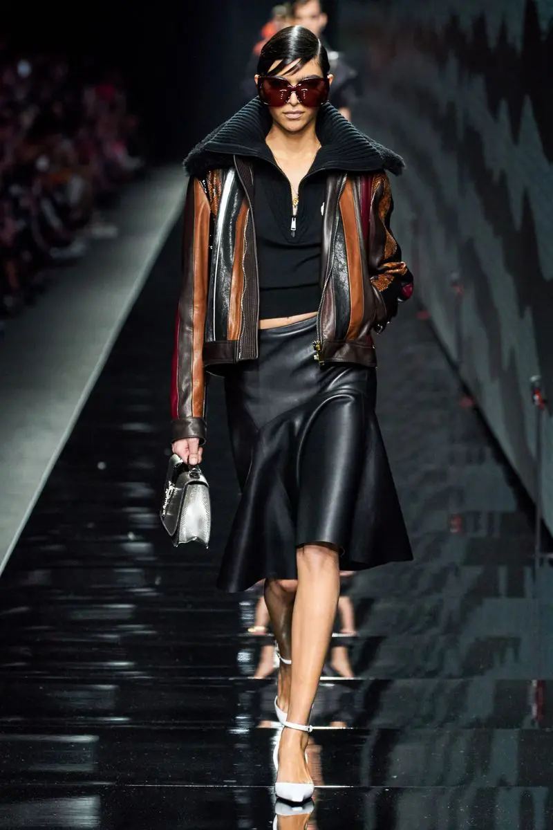 Модные кожаные юбки осень-зима из коллекции Versace