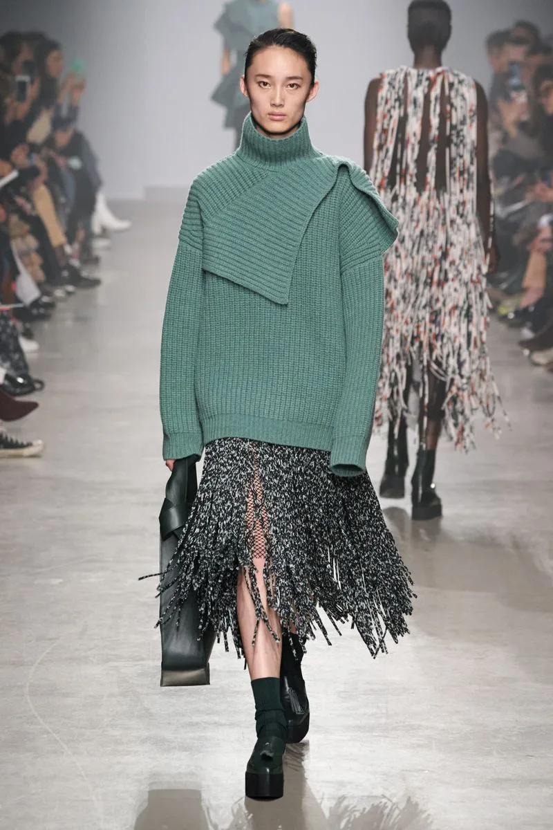 Модный объемный свитер из коллекции осень-зима Christian Wijnants