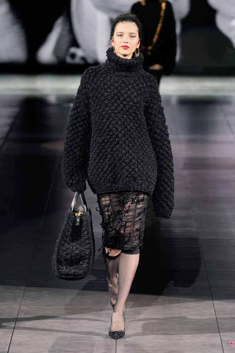 Модный объемный свитер из коллекции осень-зима Dolce & Gabbana