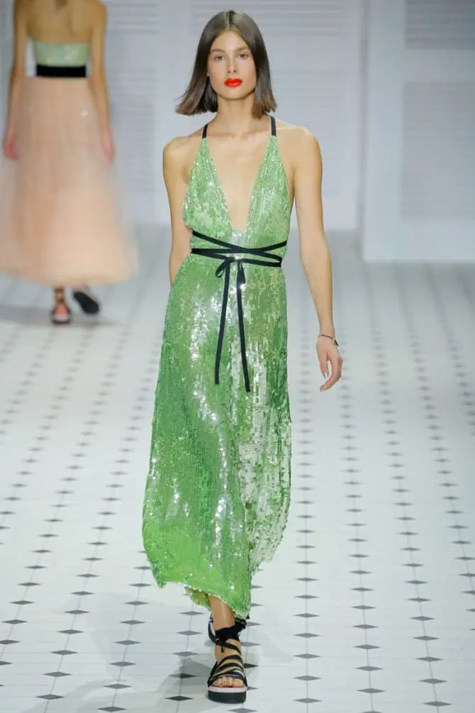 Как носить зеленые платья: модные и необычные образы 10
