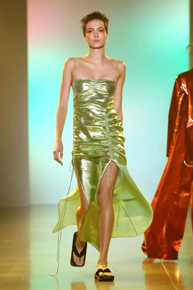 Как носить зеленые платья: модные и необычные образы 19