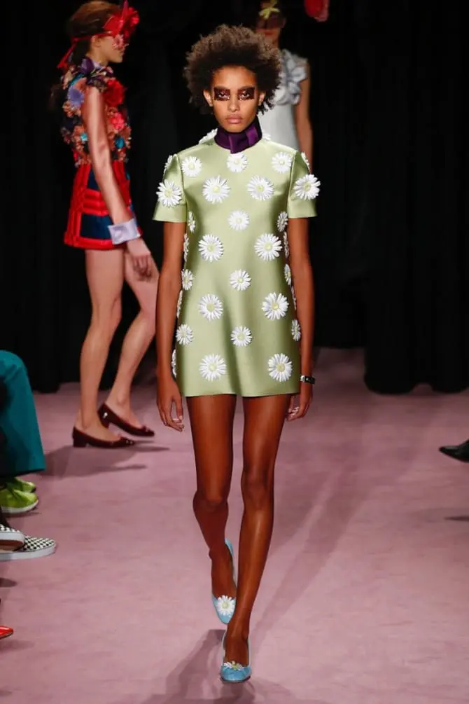 Как носить зеленые платья: модные и необычные образы 26