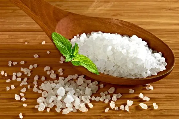 Морская соль на деревянной ложке