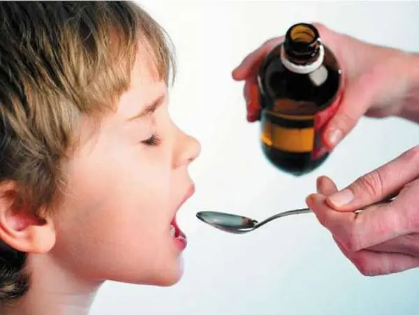 Ребёнок пьёт лекарство