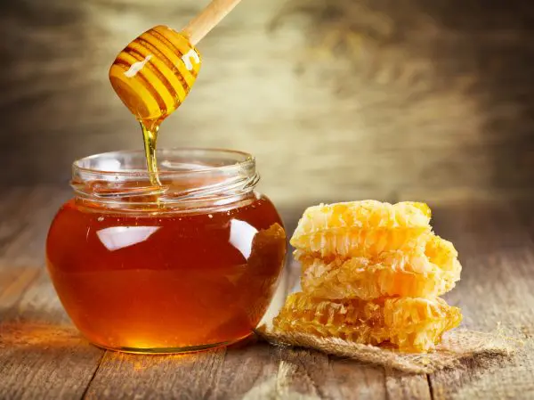 Жидкий мёд в прозрачной банке