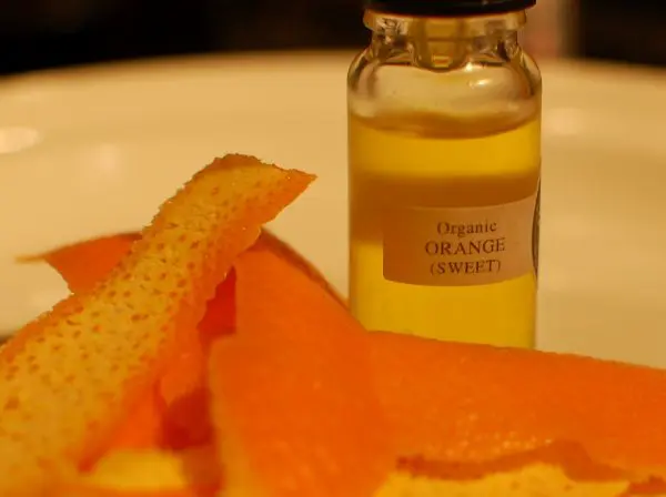 Сладкое апельсиновое масло и кожура