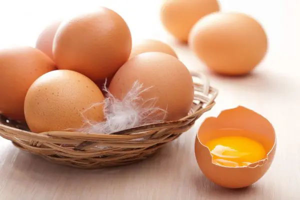 Несколько яиц и желток