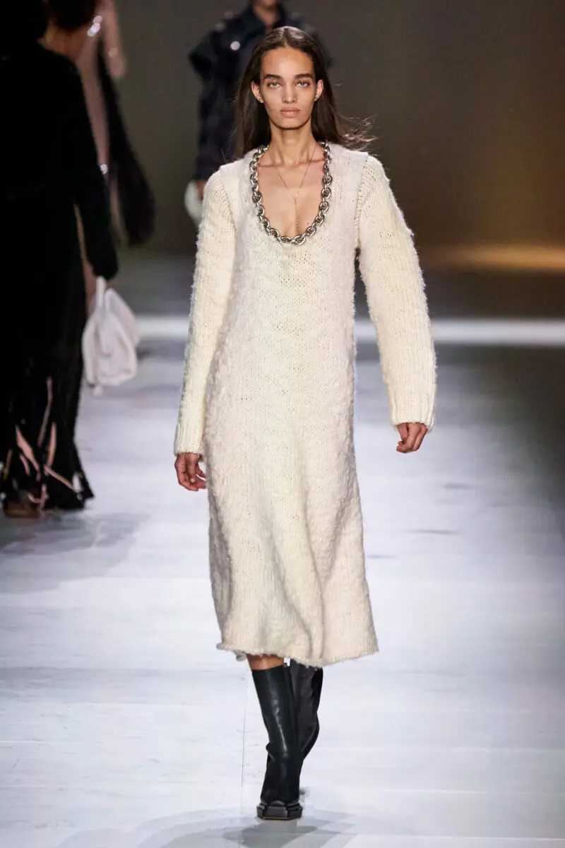 Модное длинное вязаное платье осень-зима из коллекции Bottega Veneta