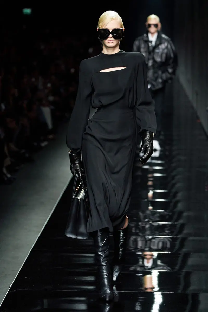 Модное платье-футляр осень-зима из коллекции Versace