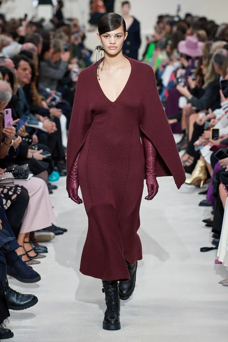 Модное платье-кейп осень-зима из коллекции Valentino