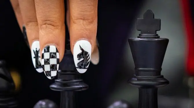 Шахматный маникюр на лето — модный тренд 8
