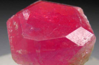 Этот великолепный розовый минерал является редким призматическим примером мадагаскарского пеццоттаита, большинство образцов которого встречается в виде пластин.