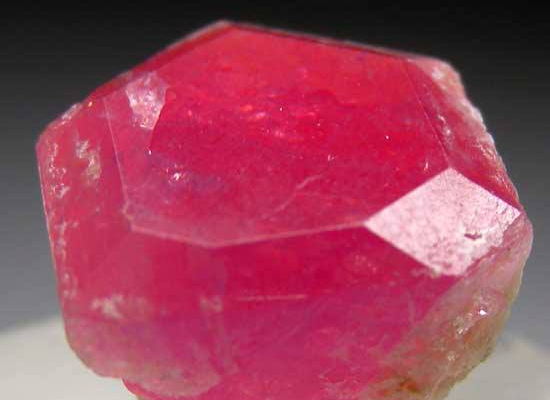 Этот великолепный розовый минерал является редким призматическим примером мадагаскарского пеццоттаита, большинство образцов которого встречается в виде пластин.