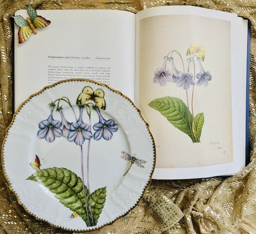 На тарелке Анны, вдохновленной ботаническими работами Томаса Хукера, также изображены две очаровательные бабочки, стрекоза и жук, выглядывающий из-под листа.