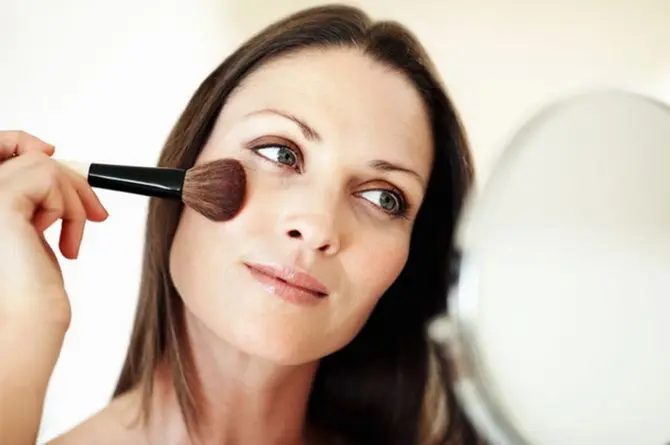 8 советов по нанесению макияжа для женщин старше 40 лет 8