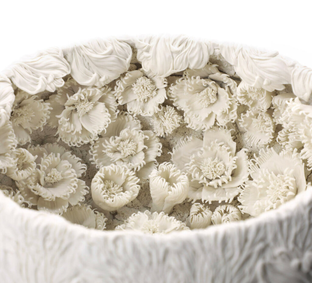 Белая пена листьев и трав - фарфоровые сосуды художницы Хитоми Хосоно