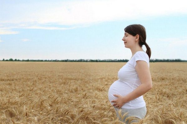 Беременная женщина в поле