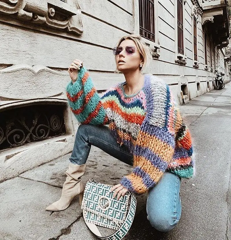 Мода на женские свитеры: свежая подборка новых моделей и фасонов