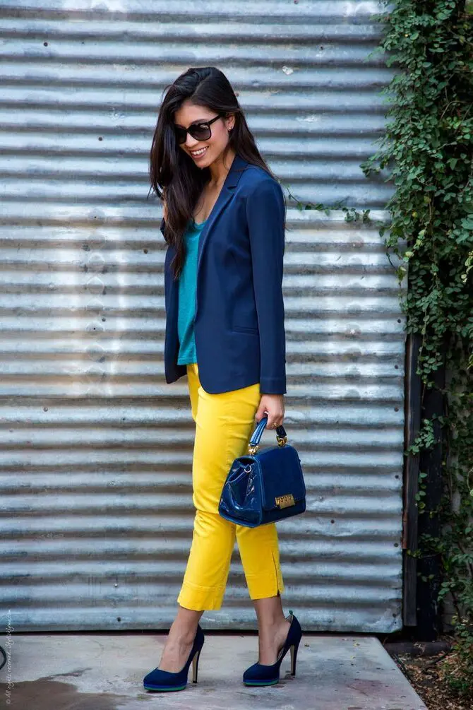 С чем носить яркие брюки ранней осенью: модные сочетания 14