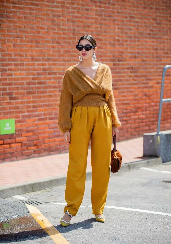С чем носить яркие брюки ранней осенью: модные сочетания 35