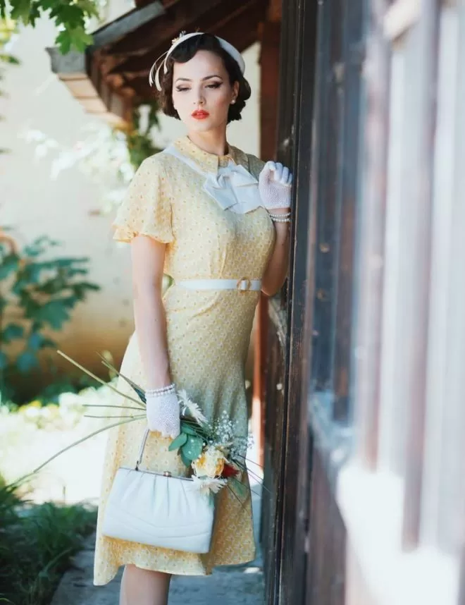 Милая леди, одетая в стиле 50-х годов
