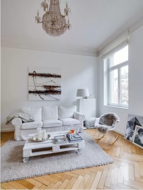 белый диван в скандинавской гостиной