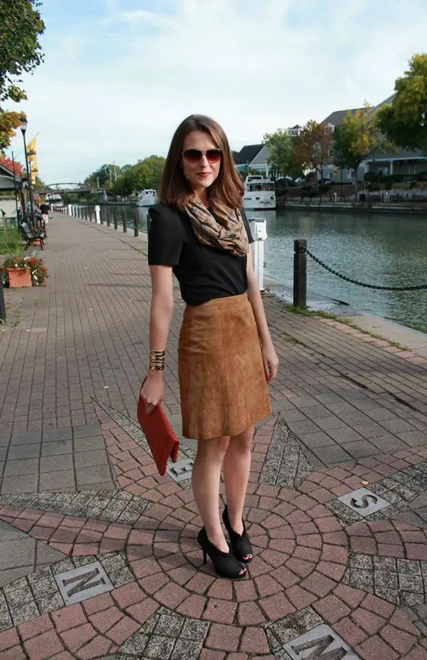 светло-коричневая замшевая юбка, черная футболка, шарф