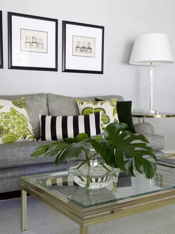 серый диван и зеленые подушки