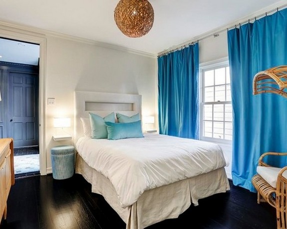ярко-голубые шторы в спальной комнате