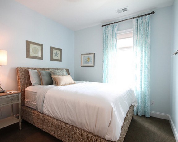светло-голубые занавески в спальне