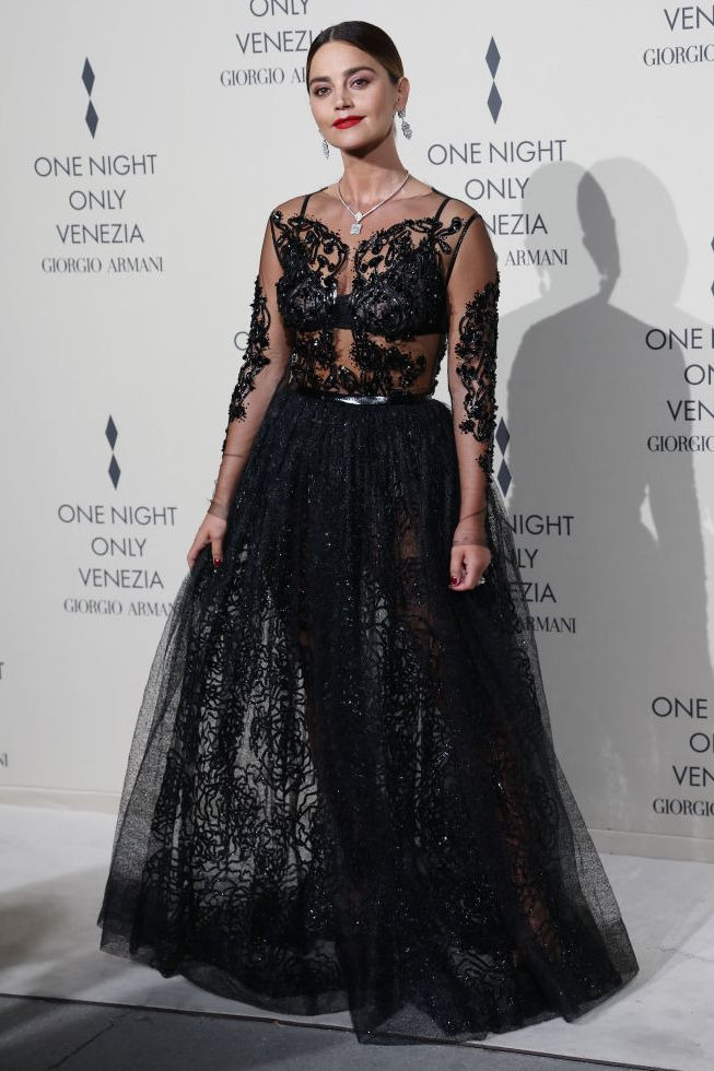 Дженна Коулман появилась в винтажном кружевном платье Armani и украшениях De Beers.
